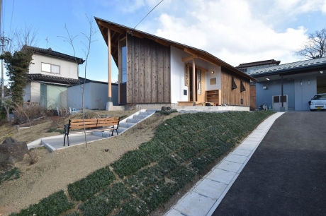 大島漁協文庫 2016 (宮城県 気仙沼市 気仙沼大島)
文庫資料の再生を神奈川大学日本常民文化研究所がボランティアで行いました。さらに新しい文庫を設計し、基金と支援を得て、建築が実現。学生と大工による施工を指導。