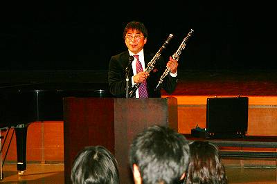 前ＮＨＫ交響楽団　首席クラリネット奏者（昨年定年退職）　磯部周平氏（４３回生）による土曜講座が２月６日　多目的ホールで開催された