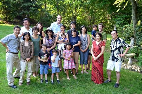 写真は尾島先生宅の庭を背景に撮ったメンバー全員と家族です